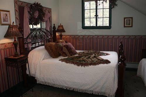 The Historic Brook Forest Inn Evergreen Exteriör bild